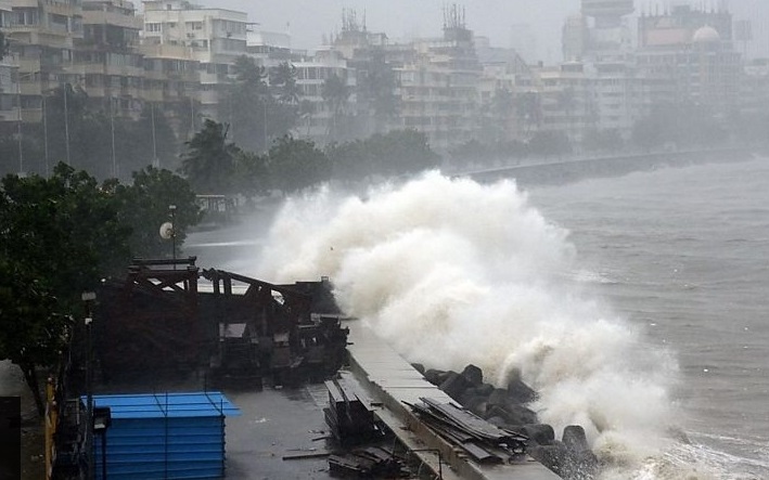 Bão Tauktae làm 61 người thiệt mạng ở Ấn Độ, nhiều sà lan bị chìm